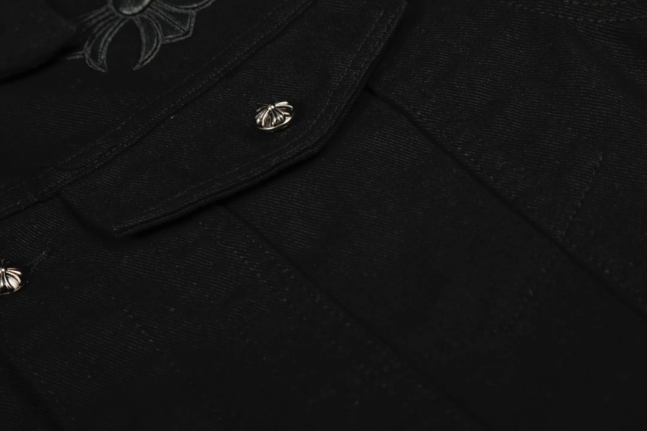 P270 💰 Chrome Hearts Chrome Hearts Cross-Patch Leather Embroidered Shirt Denim Jacket OS version can be worn by both men and women! The fabric is made of twill gauze cotton fabric! The texture is clear and smooth, not easy to wrinkle or fade! The embroidery process is complex and repetitive. There are more than 20 leather labels. It takes 6 repeated embroidery steps to complete the back body. The requirements for the embroidery machine are very strict, and the distance is 45 cm! It won’t work if the spacing is too big, and it won’t work if it’s too small! We make clothes with care, and every detail must be restored one to one! The hardware is all carved and cast, and they are all genuine from the original factory! This piece of clothing consumes a lot of material, with more than 3 meters of material used for one piece of clothing! After the garment is made, it needs to be fixed at high temperature, washed at a water temperature of more than 70 degrees, and softened by adding softener to make the upper body softer and smoother! There is a flap on the sleeve that can be stored into short sleeves! Make it fit that understanding Color: Black White Size: S-M-L-XL